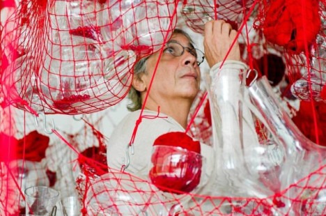 O artista entre o vermelho. A cor &eacute; uma das suas marcas registradas de sua imponente arte