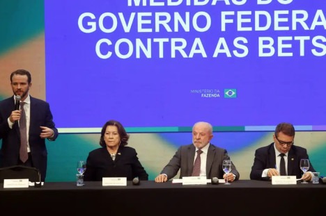 O presidente Lula com os ministros da Fazenda, Dario Durigan, do Planejamento, Miriam Belchior, e da Justi&ccedil;a, Wellington C&eacute;sar Lima e Silva na cerim&ocirc;nia que decretou o bloqueio das apostas e cassinos online no Brasil