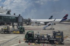 Caminh&otilde;es da Petrobras abastecem avi&atilde;o na pista
