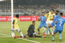 Vinicius Junior, do Brasil, em a&ccedil;&atilde;o com Gurpreet Singh Sandhu, da &Iacute;ndia