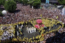 Fi&eacute;is rezam pelas ruas durante a prociss&atilde;o anual do C&iacute;rio de Nazar&eacute;, uma das maiores festas religiosas do pa&iacute;s em homenagem a Nossa Senhora de Nazar&eacute;, em Bel&eacute;m