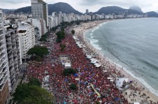 Manifestantes em Copacabana em apoio &agrave; reelei&ccedil;&atilde;o do presidente Lula