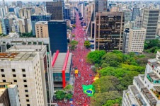 Concentra&ccedil;&atilde;o do PT na Av. Paulista com Lula, nesse domingo, reuniu uma multid&atilde;o por mais de 10 quarteir&otilde;es