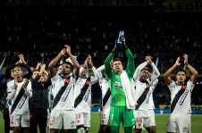 Jogadores do Vasco cumprimentam a torcida, ap&oacute;s a partida