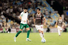 Flaco L&oacute;pez e Ganso disputam a bola