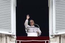 Papa apareceu na janela do Pal&aacute;cio Apost&oacute;lico um dia ap&oacute;s deixar hospital