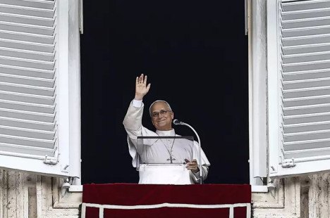 Papa apareceu na janela do Pal&aacute;cio Apost&oacute;lico um dia ap&oacute;s deixar hospital