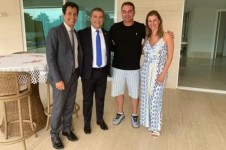 Da esquerda para a direita, os ex-diretores do BRB Allan Guerra e Paulo Henrique Costa com Fl&aacute;vio Bolsonaro e a mulher, Fernanda, na varanda da mans&atilde;o
