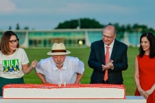 Lula comemorou anivers&aacute;rio (81) nos jardins do Pal&aacute;cio Alvorada, nessa ter&ccedil;a, ao lado de amigos e militantes do PT. Na foto, com a primeira-dama, Janja, o vice-presidente, Alckmin, e a mulher, Lu