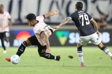 Matheus Martins disputa a bola