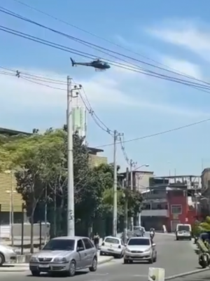 Helicóptero flagrado em vídeo de morador, segundos antes de se iniciarem os disparos Macaque in the trees