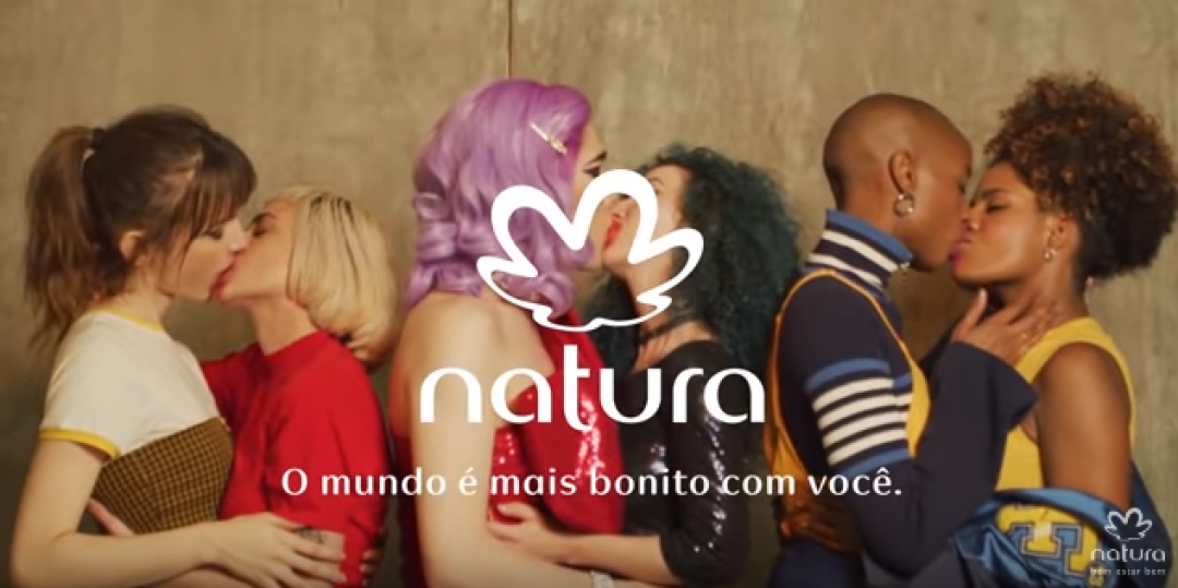 Internautas propõem boicotar Natura por campanha com beijo entre mulheres